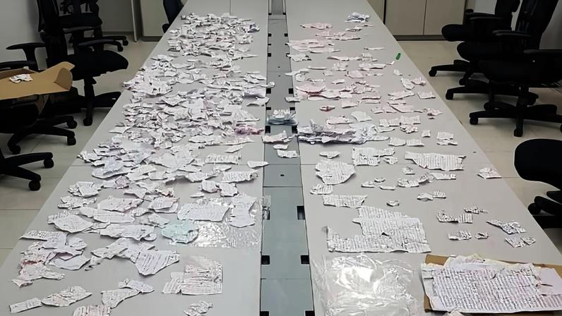 Deolane deixa o Palácio da Polícia, no centro de São Paulo para ser levada ao IML (Instituto Médico Legal), após ser presa sob suspeita de participação em lavagem de dinheiro do PCC