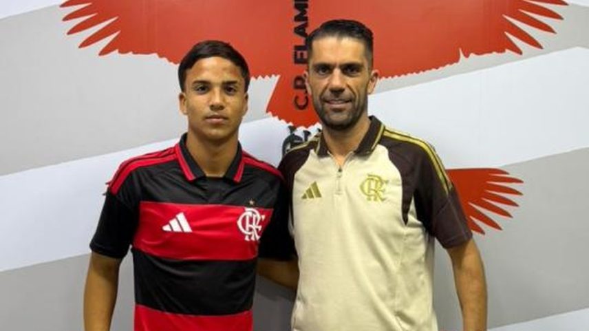 Cristian Araújo com a camisa do Flamengo ao lado do diretor Alfredo Almeida — Foto: Divulgação / Flamengo
