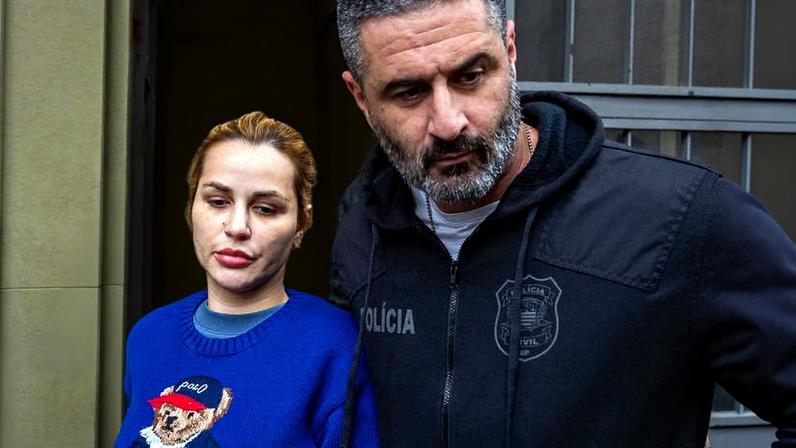 Deolane deixa o Palácio da Polícia, no centro de São Paulo, para ser levada ao IML (Instituto Médico Legal), após ser presa sob suspeita de participação em lavagem de dinheiro do PCC