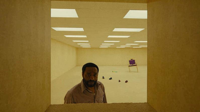 Chiwetel Ejiofor em cena de 'Backrooms', filme de Kane Parsons