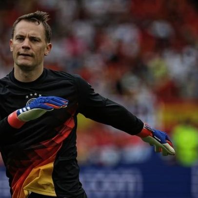 Lacuna no gol e pressão de ex-colegas levam Neuer de volta à seleção alemã