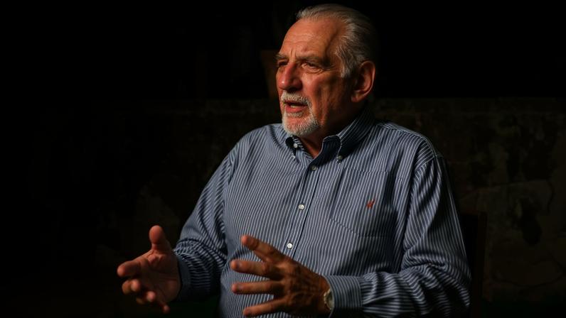 O ex-espião cubano e membro dos Cinco Cubanos, René González, fala durante uma entrevista em Havana