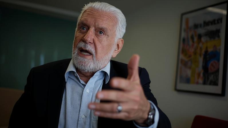 O senador Jaques Wagner durante entrevista à Folha em seu gabinete, em Brasília