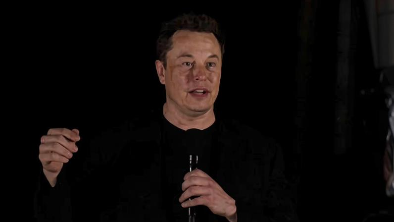 Elon Musk ao lado do foguete Starship, projetado para ir até Marte