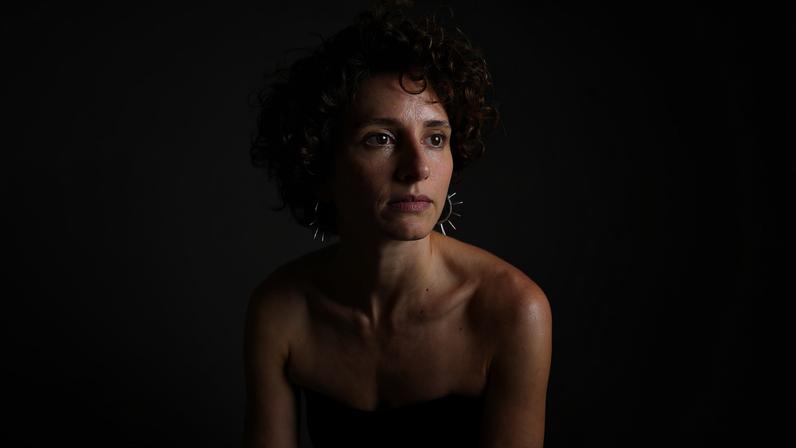 A atriz Carol Duarte, que está de volta às produções audiovisuais brasileiras após temporada no exterior