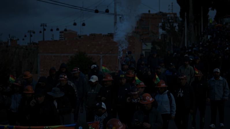 Manifestantes em protesto que pede a renúncia do presidente da Bolívia, Rodrigo Paz, em meio a crise econômica