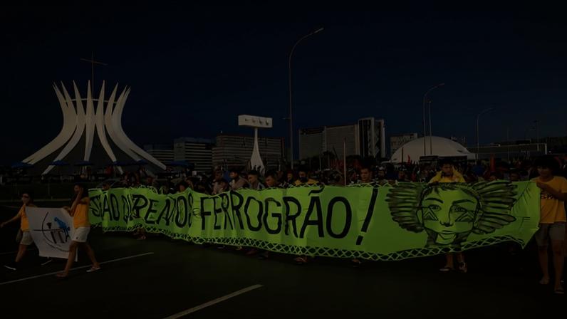 Indígenas carregam faixa contra Ferrogrão em protesto do Acampamento Terra Livre, em Brasília