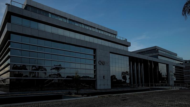 O desembargador Carlos Henrique Abrão, do Tribunal de Justiça de São Paulo, em seu gabinete