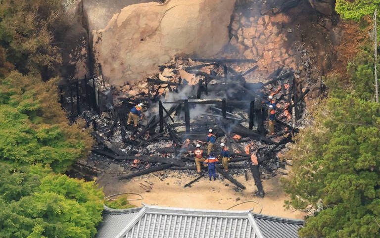 Vista aérea do templo Reikado após incêndio em Hatsukaichi, no Japão