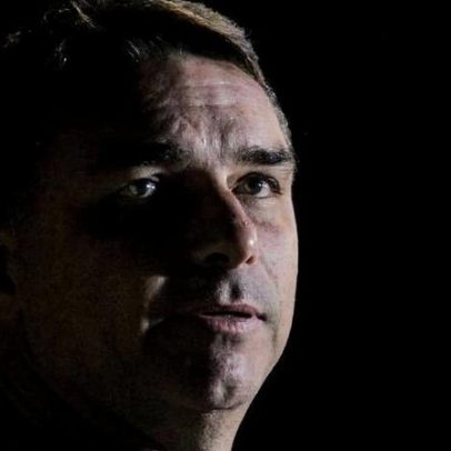 Flávio Bolsonaro, visto como Dark Horse, aguarda mudança no cenário