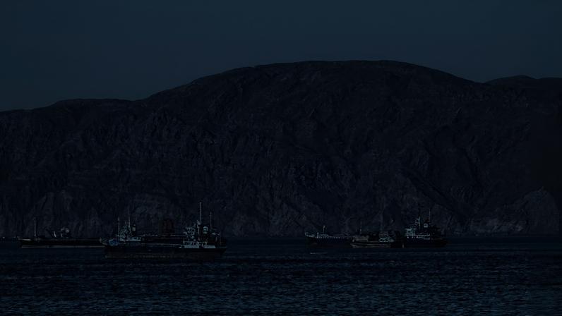 Navios ancorados no estreito de Hormuz, próximo de Omã
