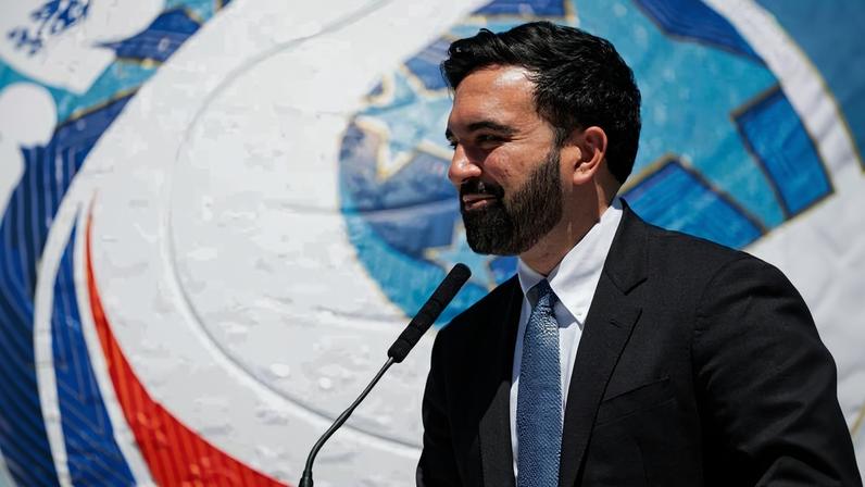 Zohran Mamdani concede entrevista a jornalistas durante evento da Fifa em Nova York