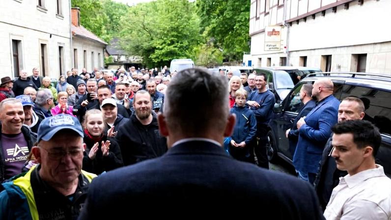 Ulrich Siegmund, principal candidato da AfD em Saxônia-Anhalt, fala com apoiadores em Halberstadt neste mês; partido de extrema direita lidera pesquisas no estado antes das eleições regionais, em setembro
