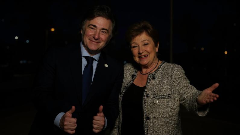 Javier Milei, presidente da Argentina, e Kristalina Georgieva, diretora-geral do FMI, se encontram em evento sobre inteligência artificial