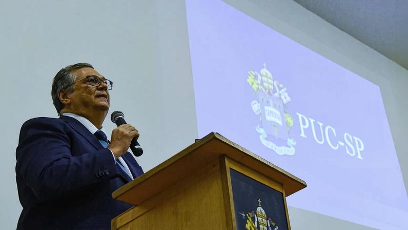 O ministro Flávio Dino, do Supremo Tribunal Federal, participa da solenidade de outorga do título de notório saber, na PUC-SP