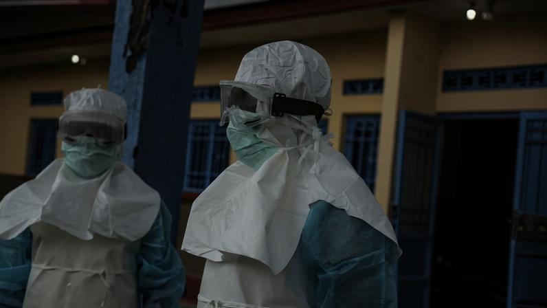 Profissionais de saúde usando equipamentos de proteção individual (EPI) são vistos no hospital em Rwampara, no leste da República Democrática do Congo, em 21 de maio de 2026