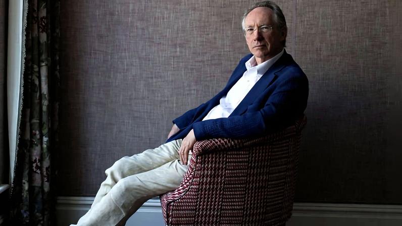 O escritor Ian McEwan em um hotel londrino, em 2018