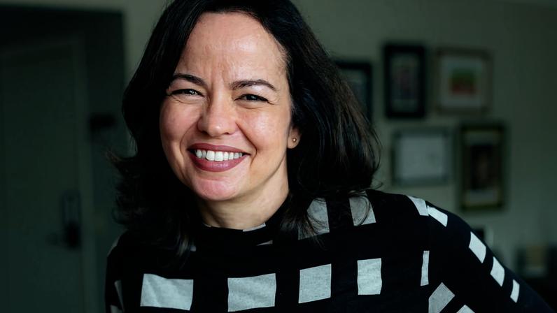 Retrato de Adriana Negreiros, autora de 'Dercy: a Diva Debochada'