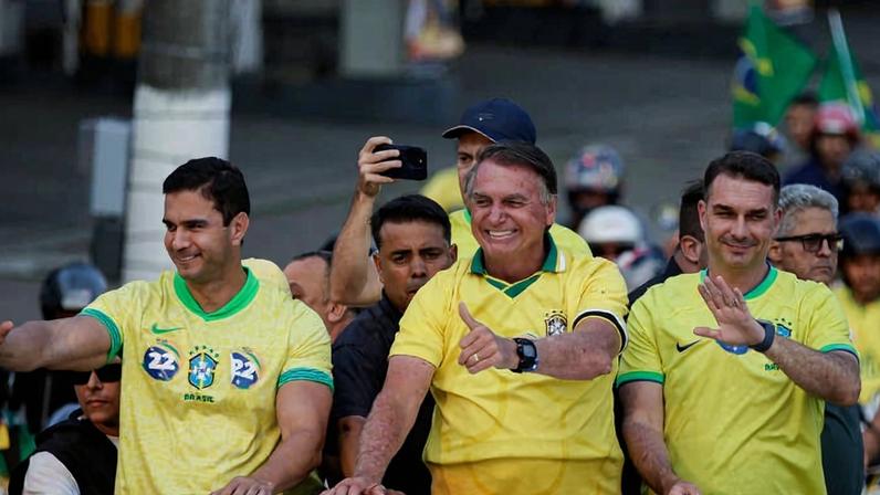 O ex-presidente Jair Bolsonaro (PL) e o senador Flávio Bolsonaro (PL) durante ato de campanha do empresário Renato Araújo (PL), candidato a prefeito de Angra dos Reis (RJ), em 2024