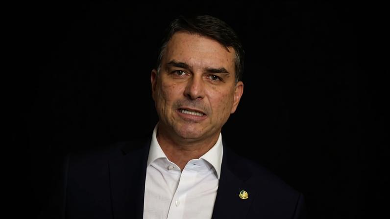 O senador Flávio Bolsonaro (PL-RJ) em declaração à imprensa após reunião com seu partido, após revelação de suas conexões com Daniel Vorcaro, do Banco Master.