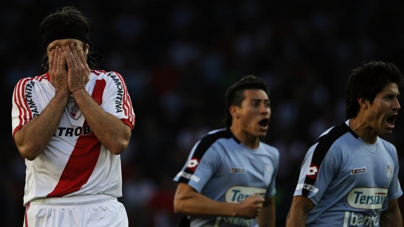 Mariano Pavone (com as mãos no rosto) lamenta pênalti perdido no jogo do rebaixamento de 2011, enquanto os jogadores do Belgrano comemoram