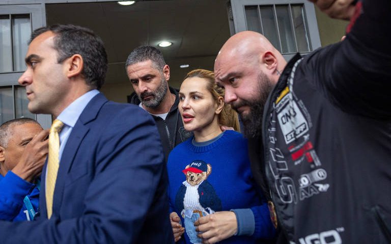 Deolane deixa o DHPP e segue para o Penitenciária Feminina de Santana