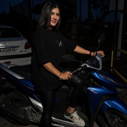 Mulheres sem véu dirigindo motos ganham espaço no Irã desde o início da guerra