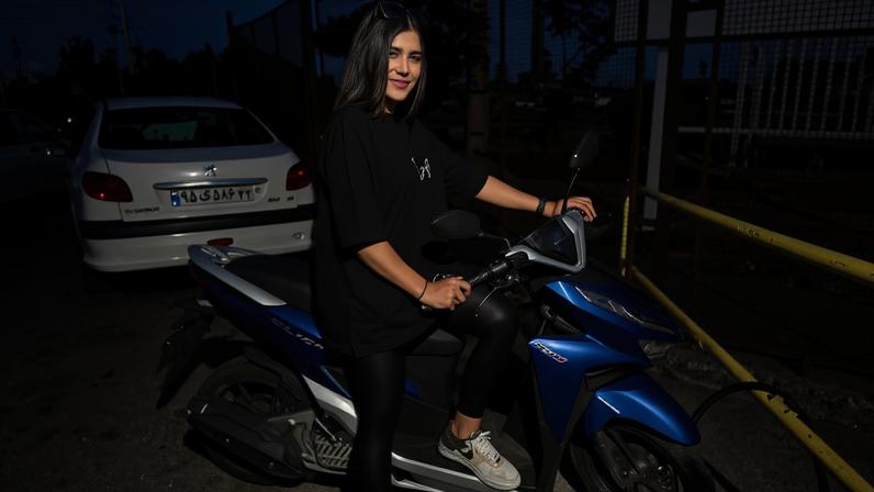 Mahtab, estudante de finanças iraniana, comprou uma moto em dezembro e dirige em Teerã sem hijab (véu)
