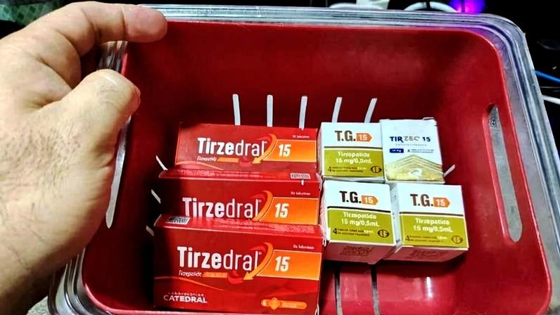 O engenheiro agrônomo Henrique Matos, 44, exibe medicamentos à base de tirzepatida que comprou no Paraguai com autorização judicial