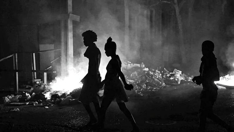 Moradores de Havana (Cuba) passam por fogo ateado durante protestos contra apagões