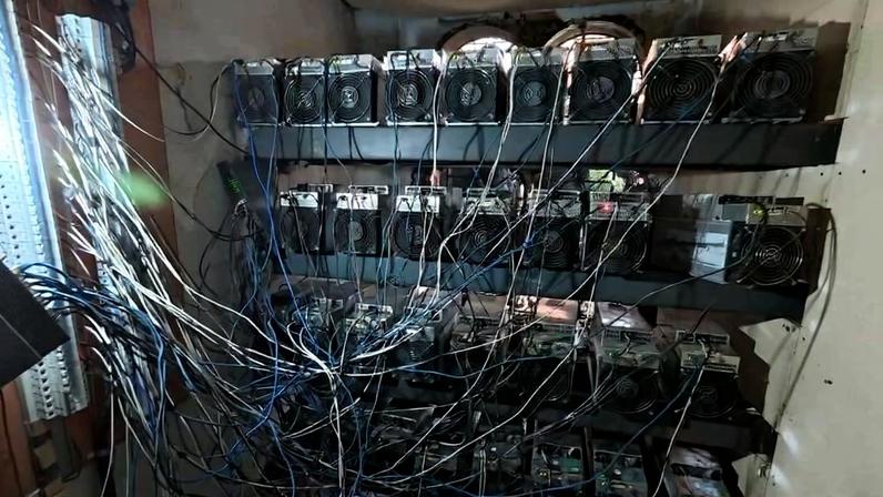 Fazenda clandestina de criptomoedas encontrada pela Polícia Civil em um mercado no Complexo do Lins, na zona norte do Rio; segundo investigadores, equipamentos usados para mineração de bitcoins funcionavam ligados a uma rede improvisada de energia