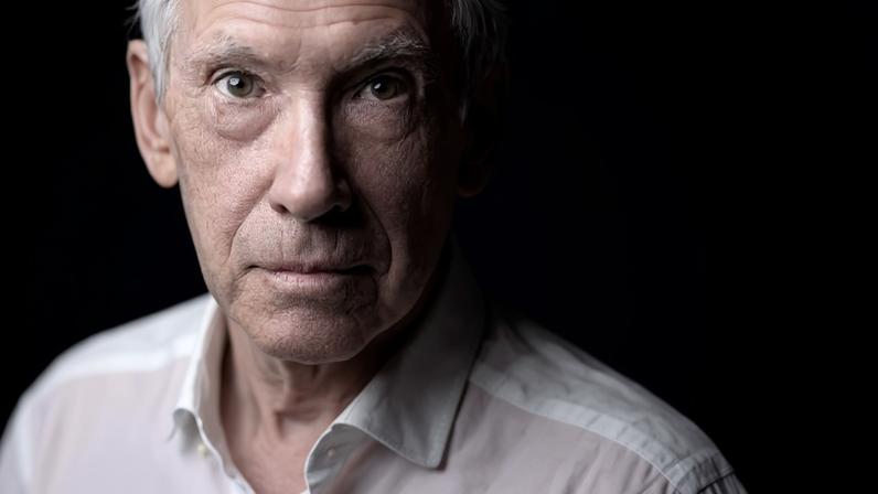 O escritor britânico Ian McEwan, autor de 'O que Podemos Saber', fotografado em Paris em 2023 - Joel Saget - 2.out.2023 / AFP