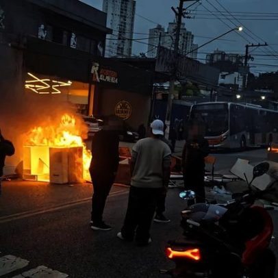 Moradores do Jaguaré protestam contra a Sabesp e incendiam avenida