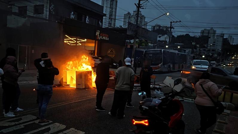 Moradores ateiam fogo em móveis durante protesto contra Sabesp nesta sexta (22) devido à explosão do último dia 11