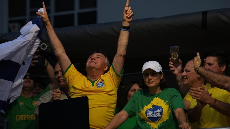 O ex-presidente Jair Bolsonaro e a ex-primeira-dama Michelle Bolsonaro em ato em São Paulo, em 25 de fevereiro de 2024