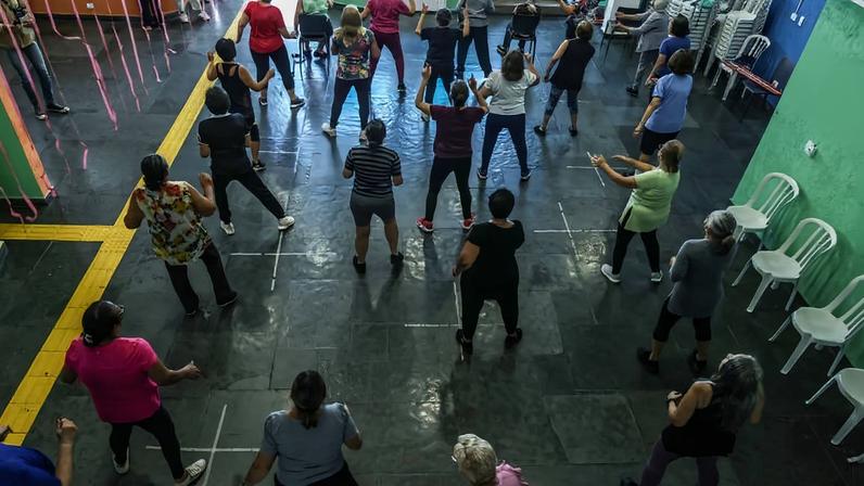 Sob orientação de professora, idosos se exercitam em núcleo de convivência em São Paulo
