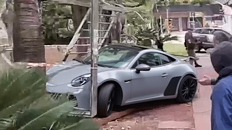 Porsche bate contra equipamento de praça na Vila Olímpia, na zona sul de São Paulo