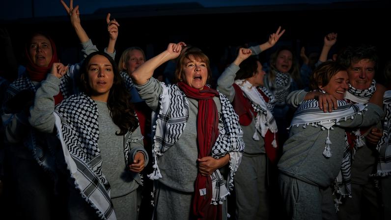 Beatriz Moreira (à esquerda, sem véu) comemora ao chegar no aeroporto de Istambul, na Turquia, junto de outros membros da flotilha que tentava chegar a Gaza
