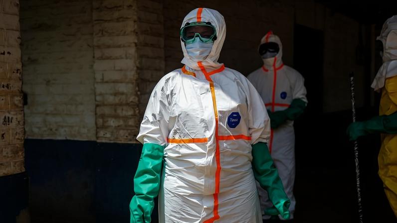 Profissionais de saúde desinfetam a área de isolamento para pacientes com Ebola no Hospital Geral de Referência de Mongbwalu