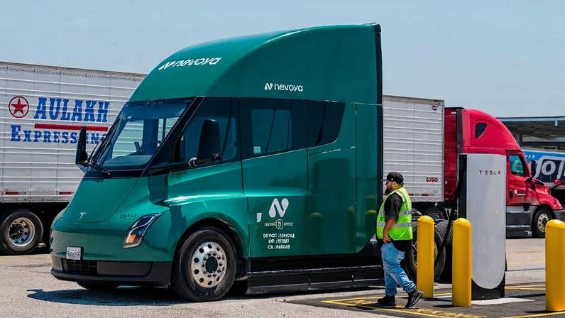 Semi, novo caminhão elétrico da Tesla, em área de descanso em Ontario, Califórnia