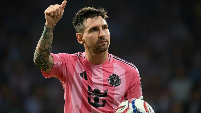Messi acena para torcedores após vitória do Inter Miami sobre o Portland Timbers pela MLS, no Nu Stadium, em Miami