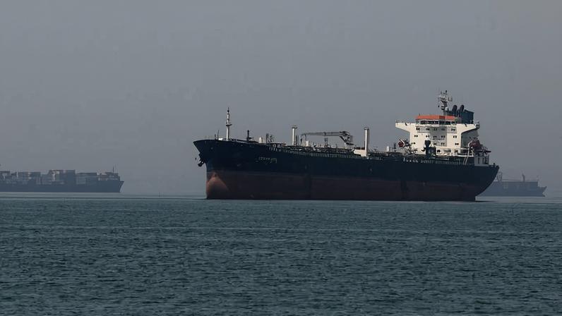 Navios no estreito de Hormuz nesta sexta-feira (22)