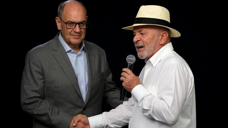 Lula interrompe o discurso e cumprimenta o governador interino do Rio de Janeiro, desembargador Ricardo Couto