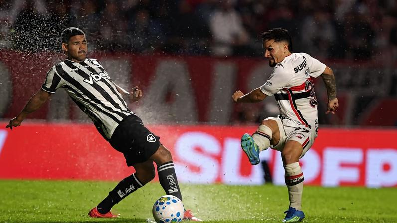 Artur chuta durante duelo entre São Paulo e Botafogo no Morumbi