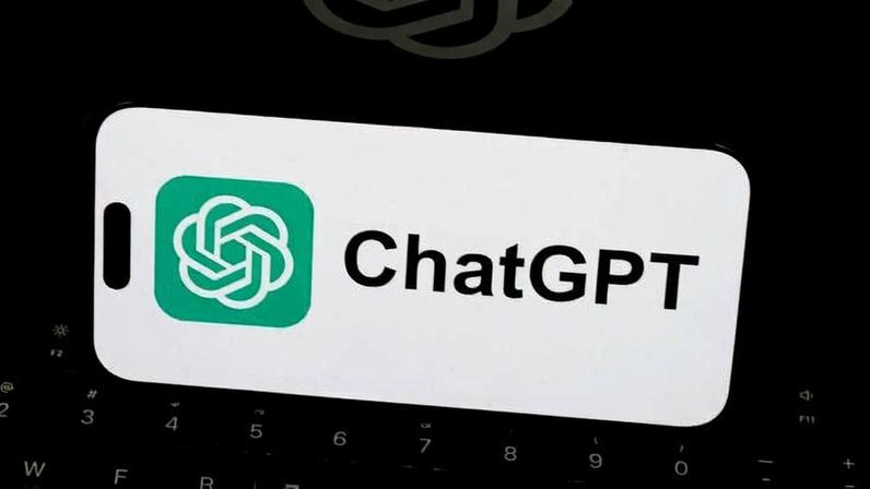 Tela de celular mostra logotipo do ChatGPT.