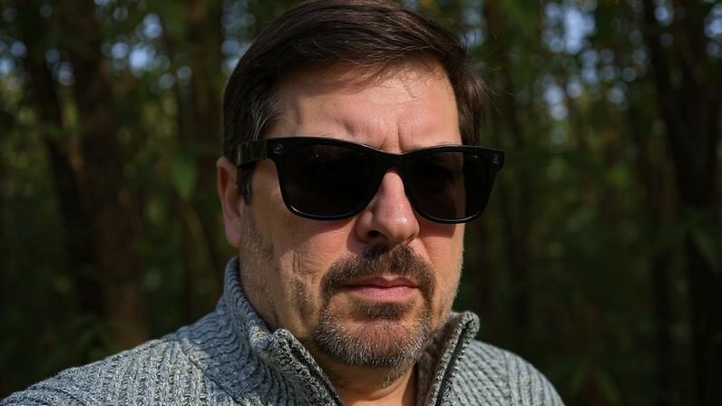 Mark Smith usando seus óculos Ray-Ban da Meta