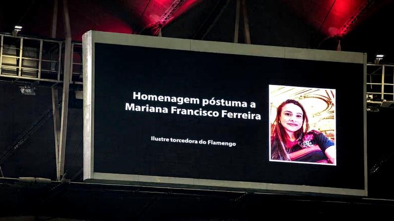 Imagem da juíza Mariana Francisco Ferreira exibida no telão do estádio do Maracanã antes da partida entre Flamengo e Palmeiras na noite deste sábado (23)