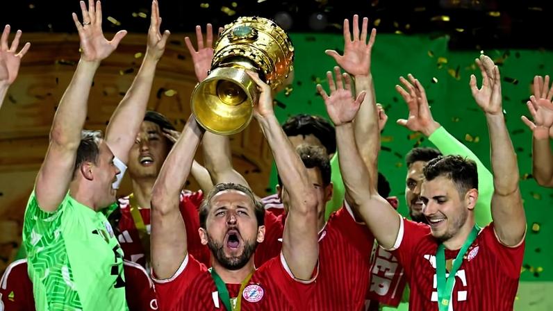 Harry Kane levanta o troféu da Copa da Alemanha, DFB Pokal