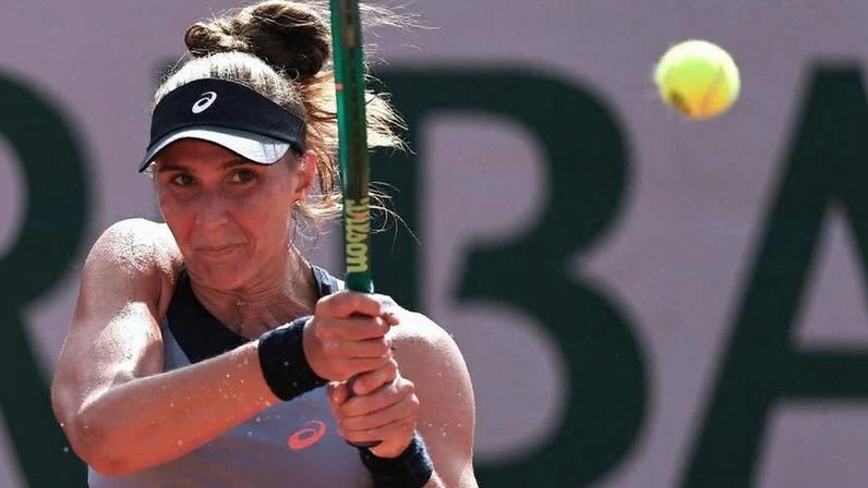 Bia Haddad Maia rebate a bola durante duelo contra Francesca Jones em Roland Garros