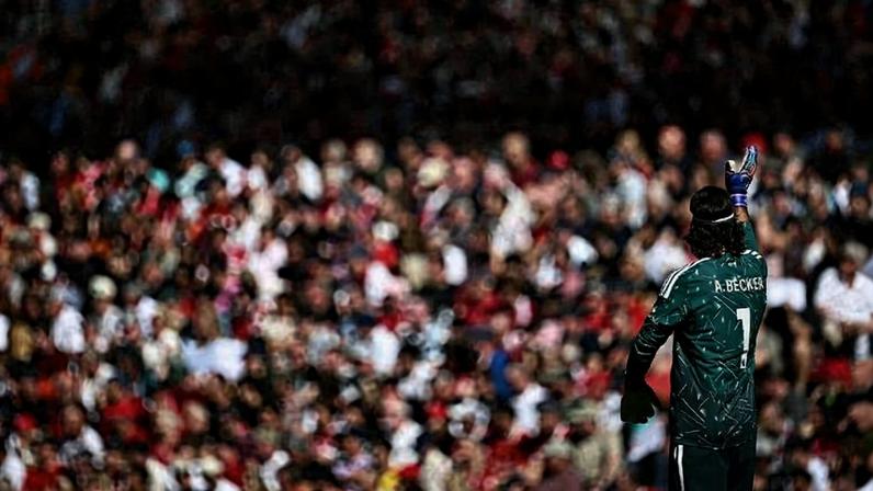 Alisson acena para torcida no Anfield, em Liverpool, antes de duelo pela última rodada da Premier League contra o Brentford